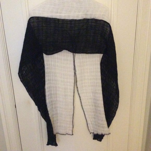 Black & white carefree linen wrap - made in Canada - Picture 3 of 4